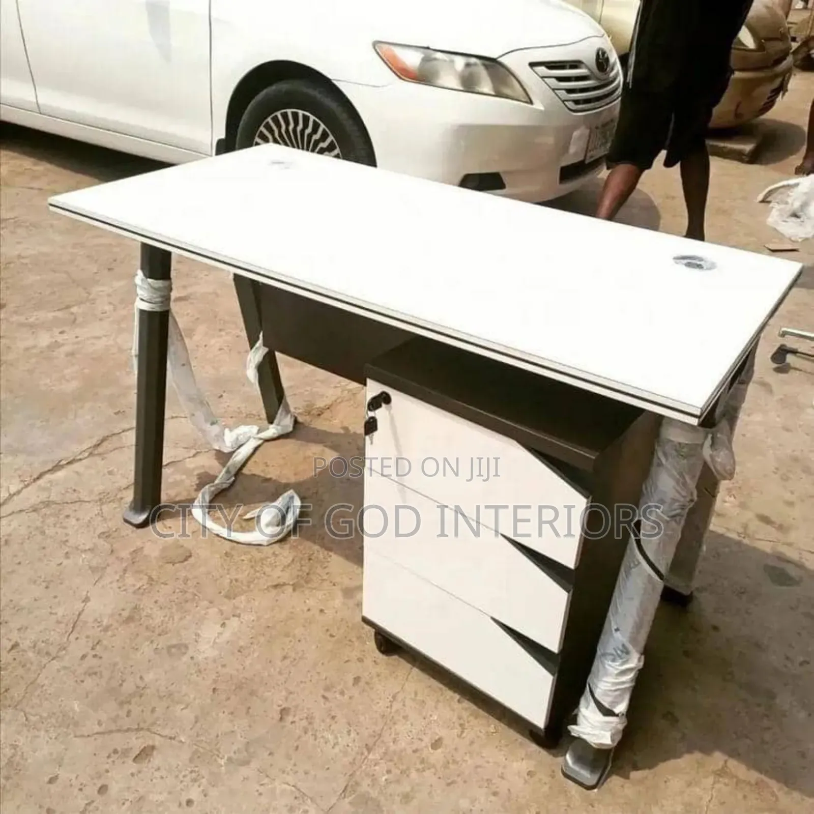 Quality Office Table With Metal Legs