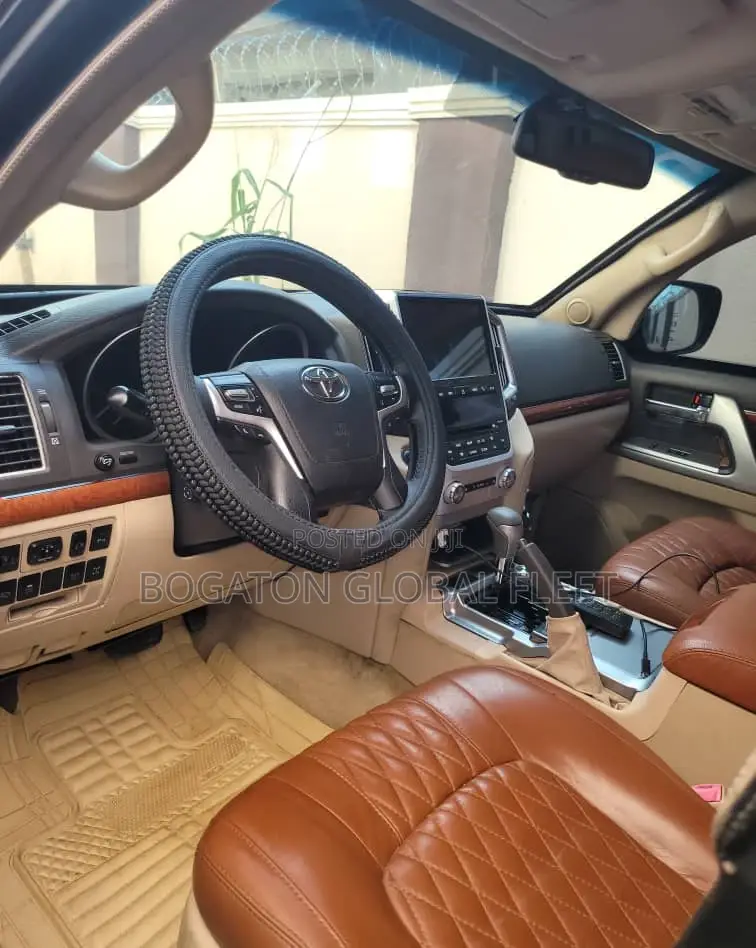 Bulletproof Landcruiser for Rent (Black)