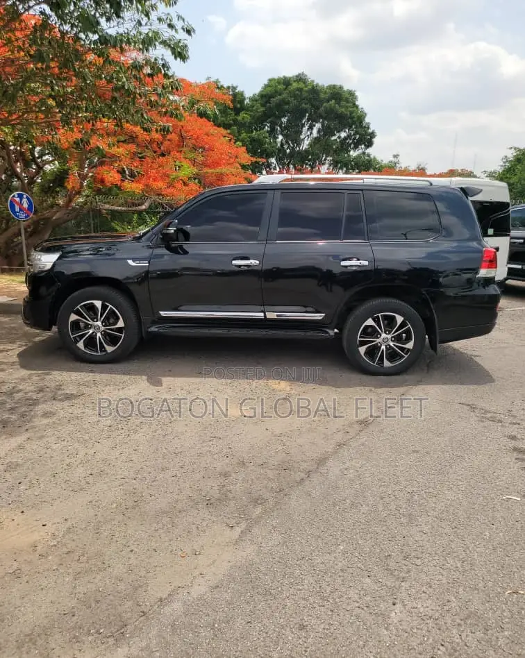 Bulletproof Landcruiser for Rent (Black)