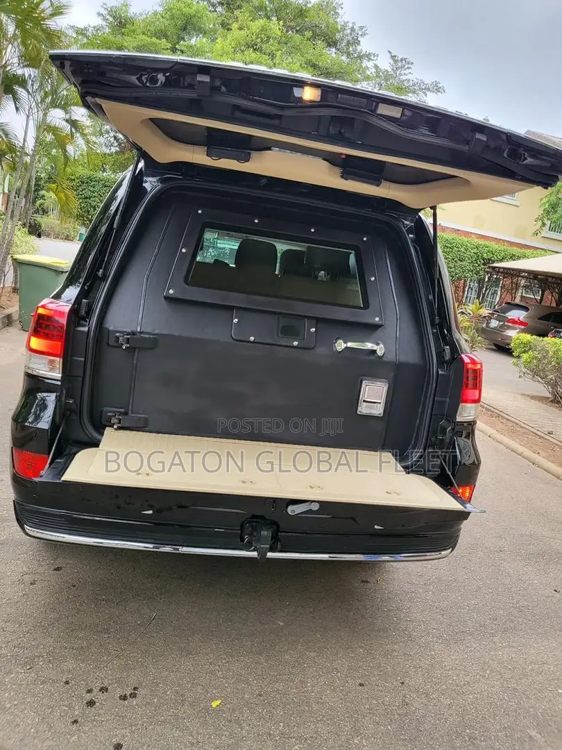 Bulletproof Landcruiser for Rent (Black)