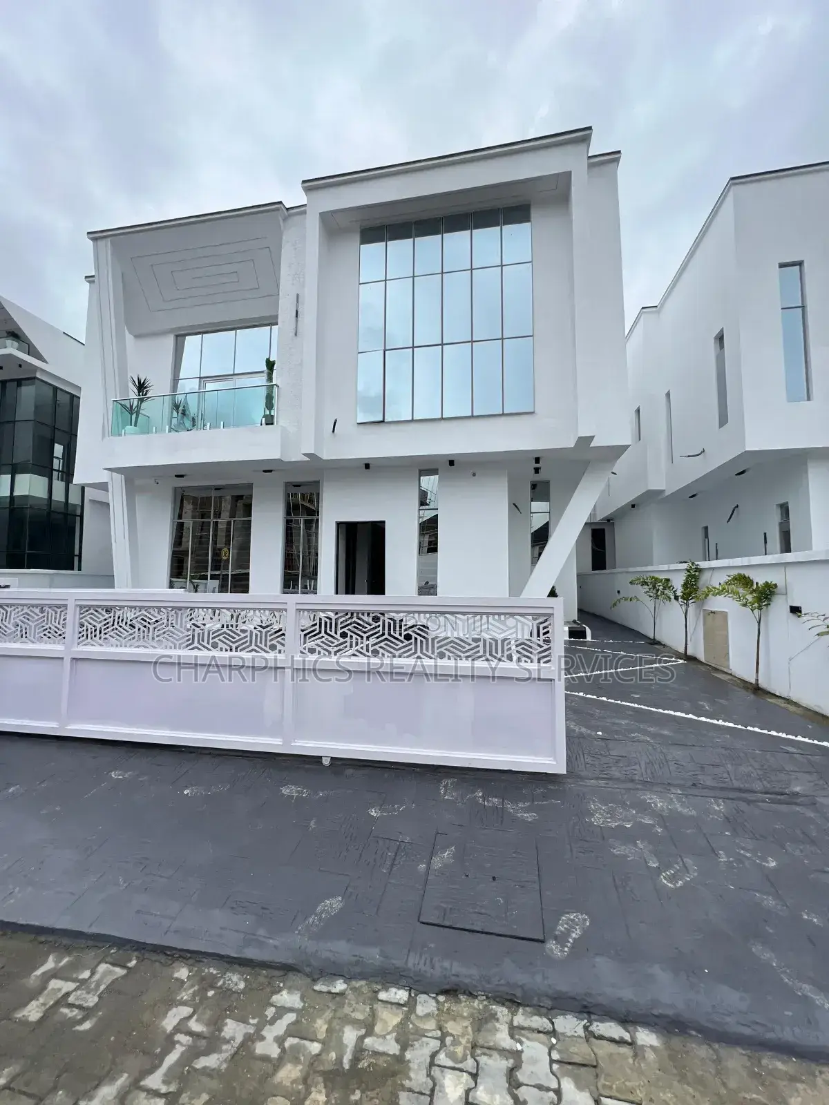 5bdrm Duplex in Chevron for sale