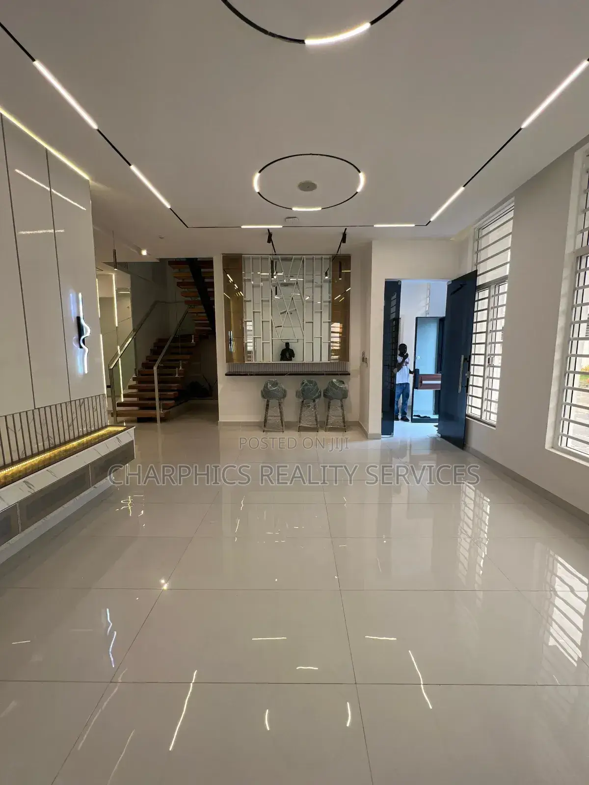 5bdrm Duplex in Chevron for sale