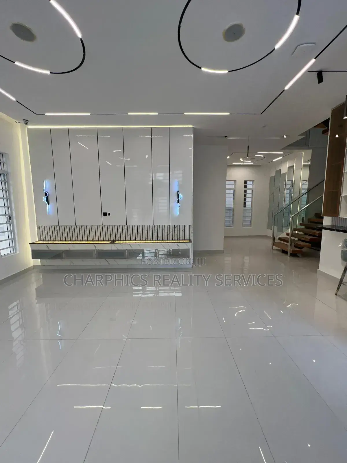 5bdrm Duplex in Chevron for sale