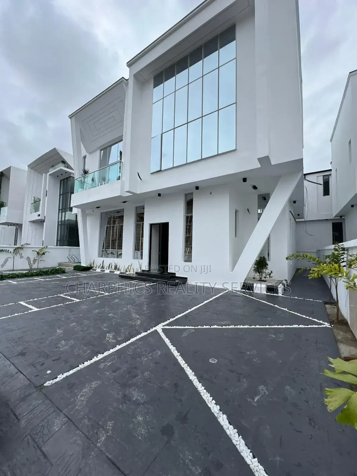 5bdrm Duplex in Chevron for sale