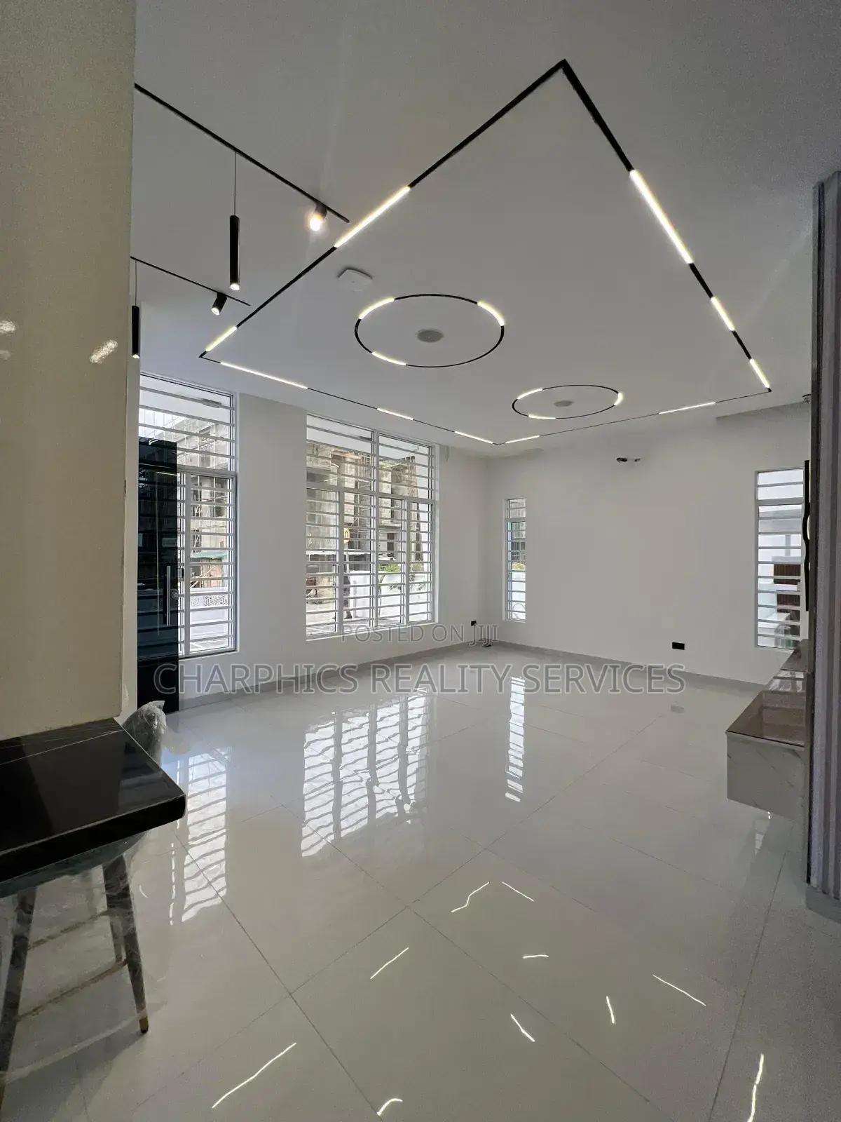 5bdrm Duplex in Chevron for sale