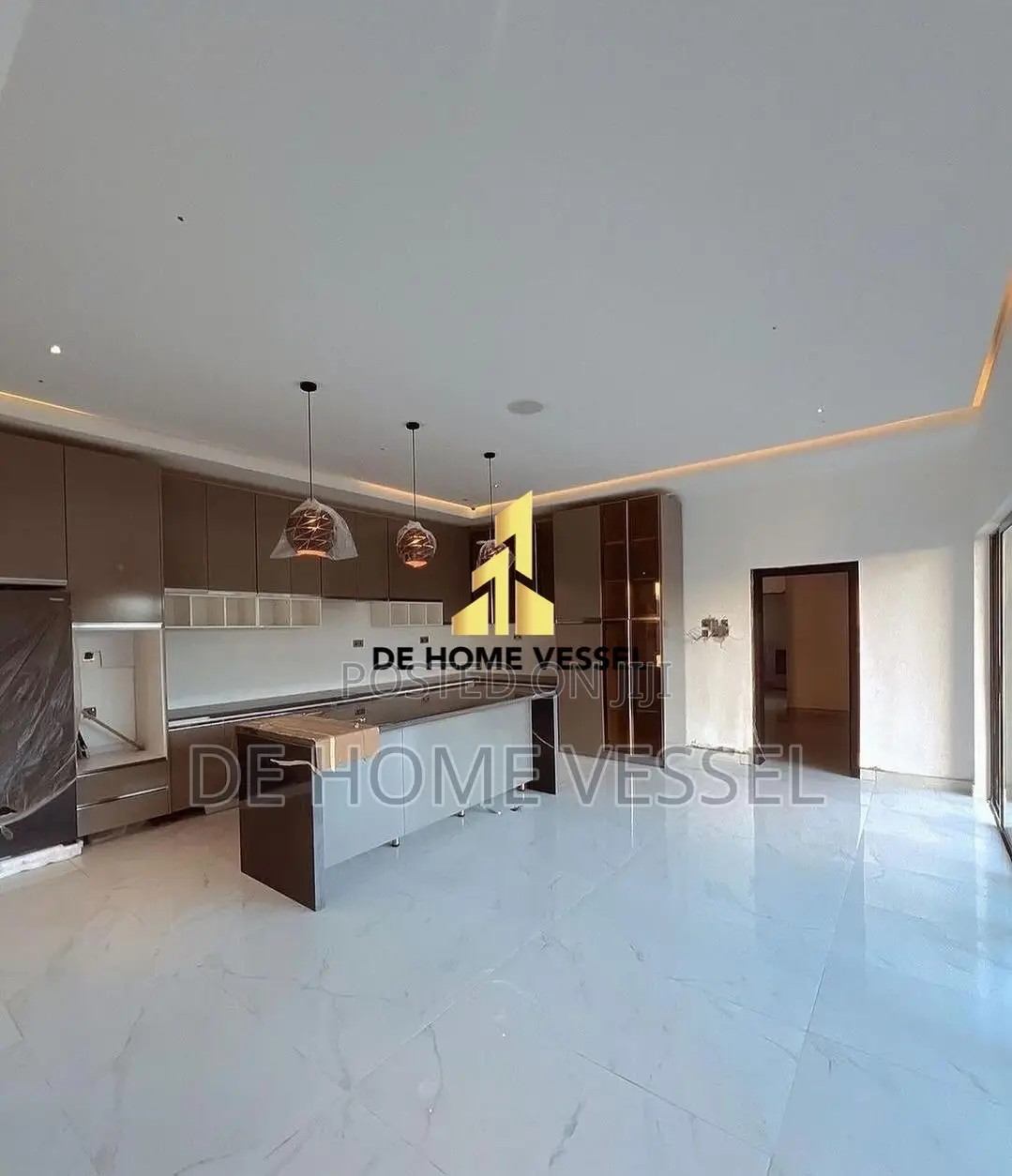 5bdrm Mansion in Osapa london for sale