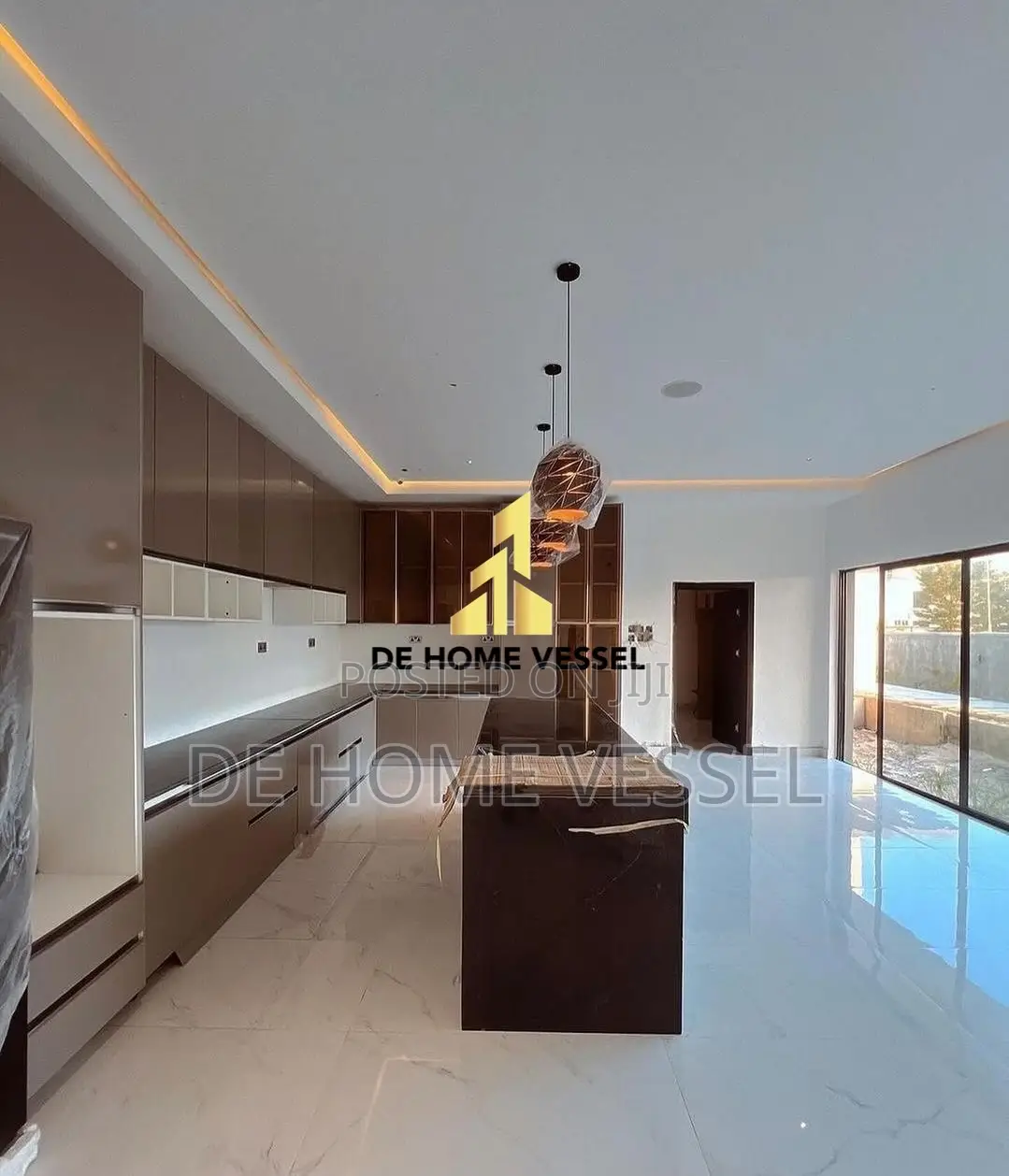5bdrm Mansion in Osapa london for sale