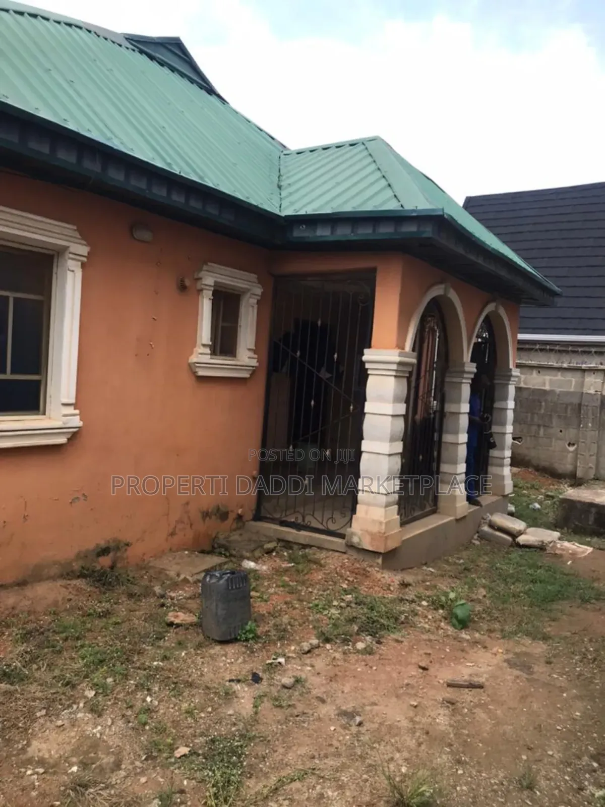 5bdrm Block of Flats in Ayobo for sale