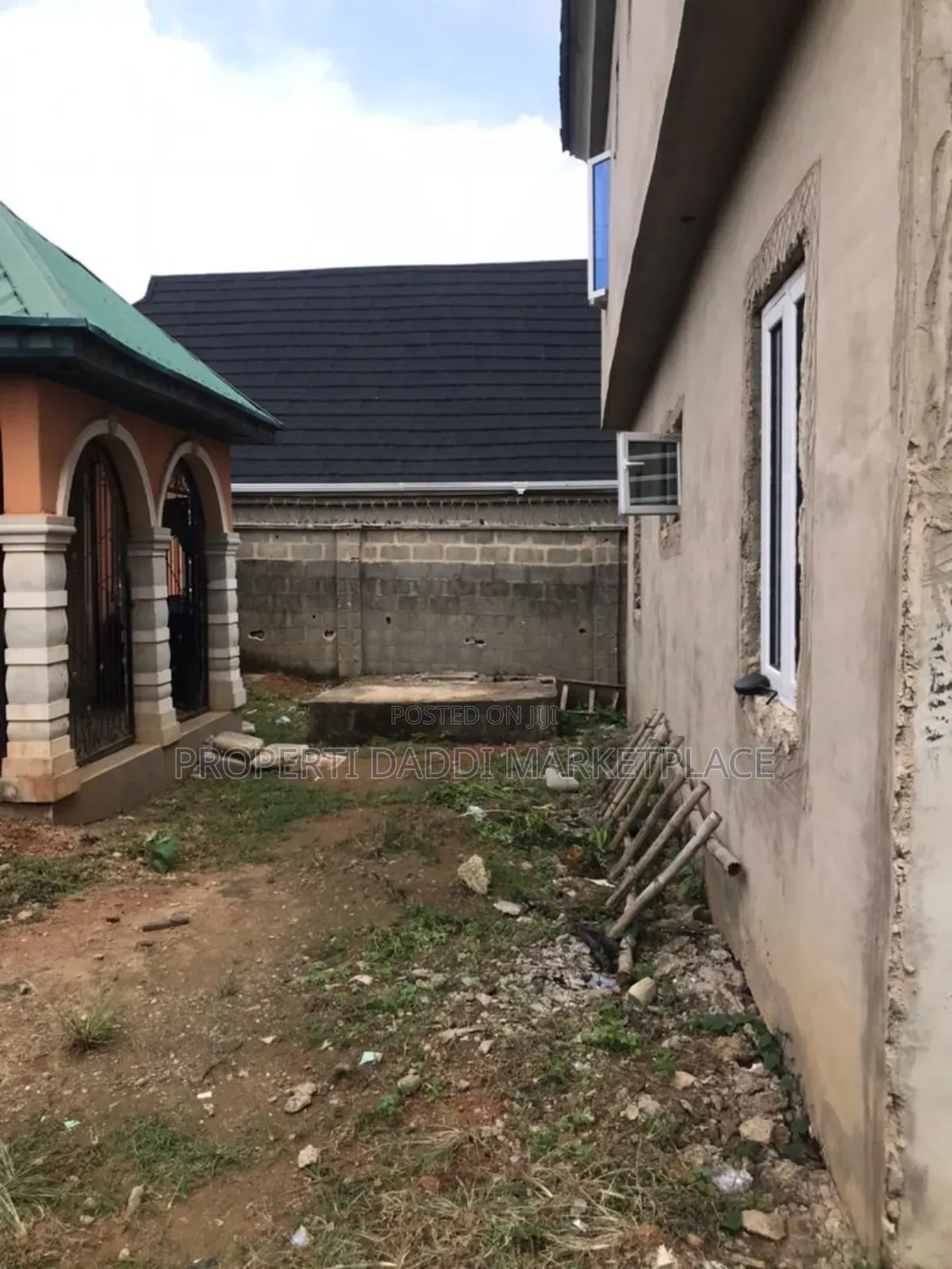 5bdrm Block of Flats in Ayobo for sale