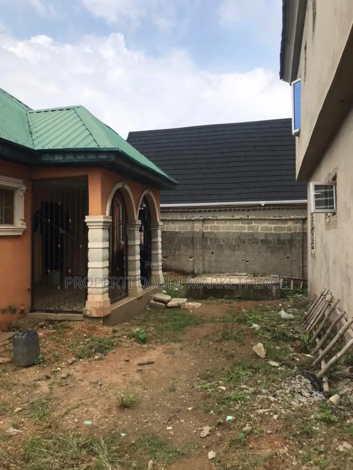 5bdrm Block of Flats in Ayobo for sale