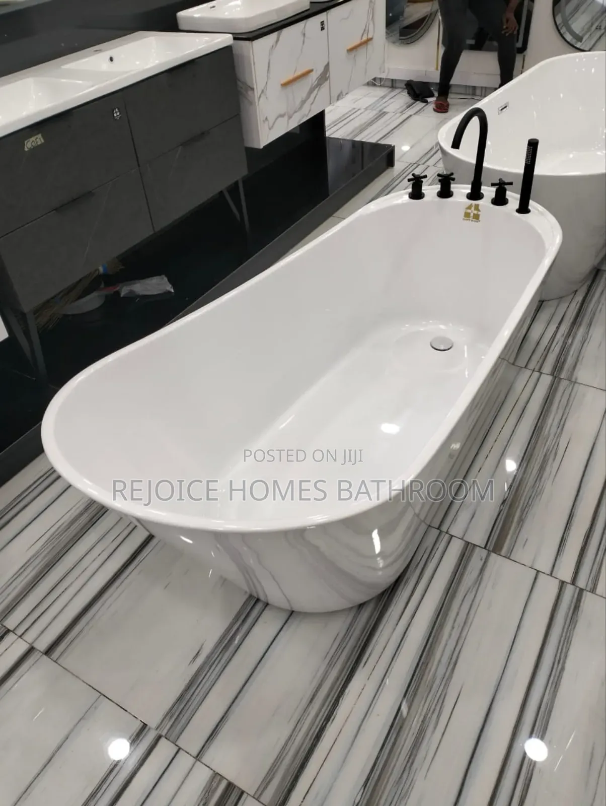 Freestand Bathtub With Round Mixer Tap