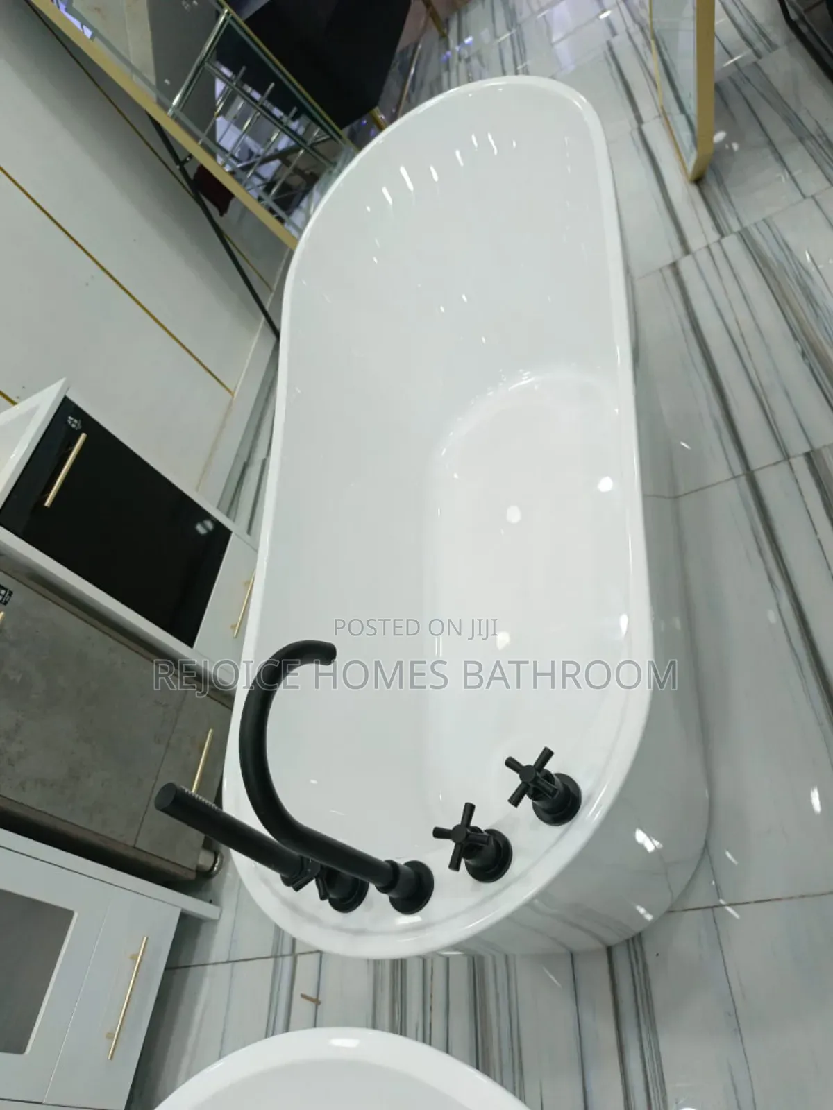 Freestand Bathtub With Round Mixer Tap