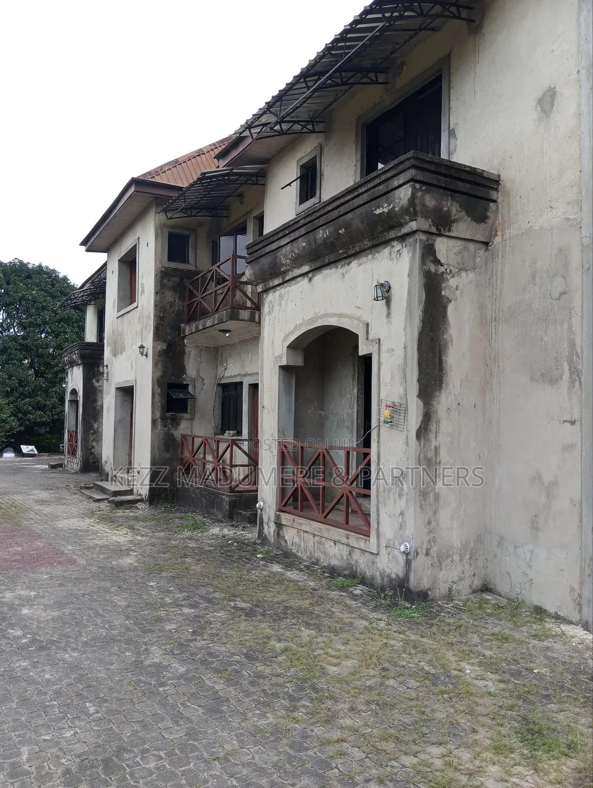 8bdrm Block of Flats in Sars Rd / Rumuaghulu, Port-Harcourt for sale