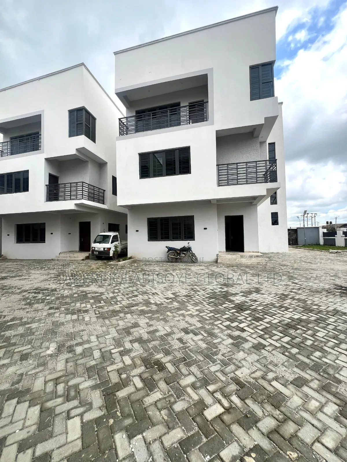 5bdrm Duplex in Close To Stella, Life Camp for sale