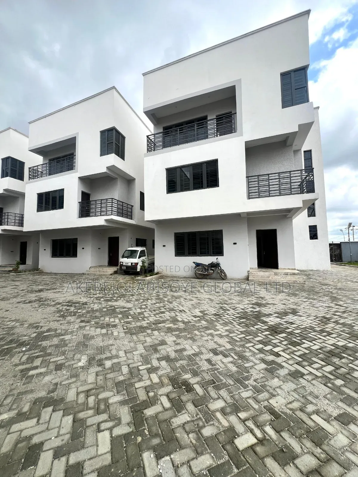 5bdrm Duplex in Close To Stella, Life Camp for sale
