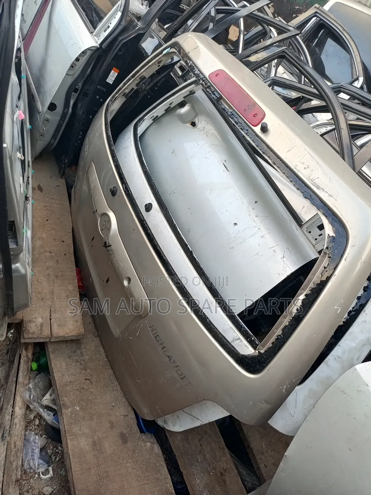 Toyota Highlander Empty Booth 05