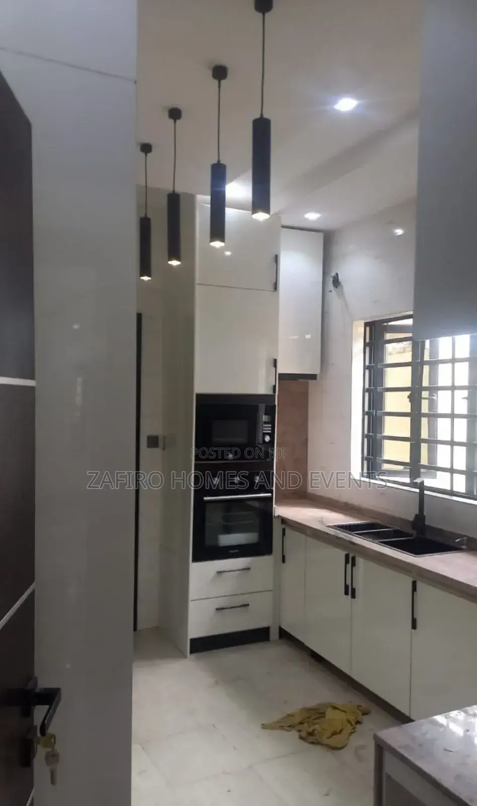 5bdrm Duplex in Golf Club Onireke for sale
