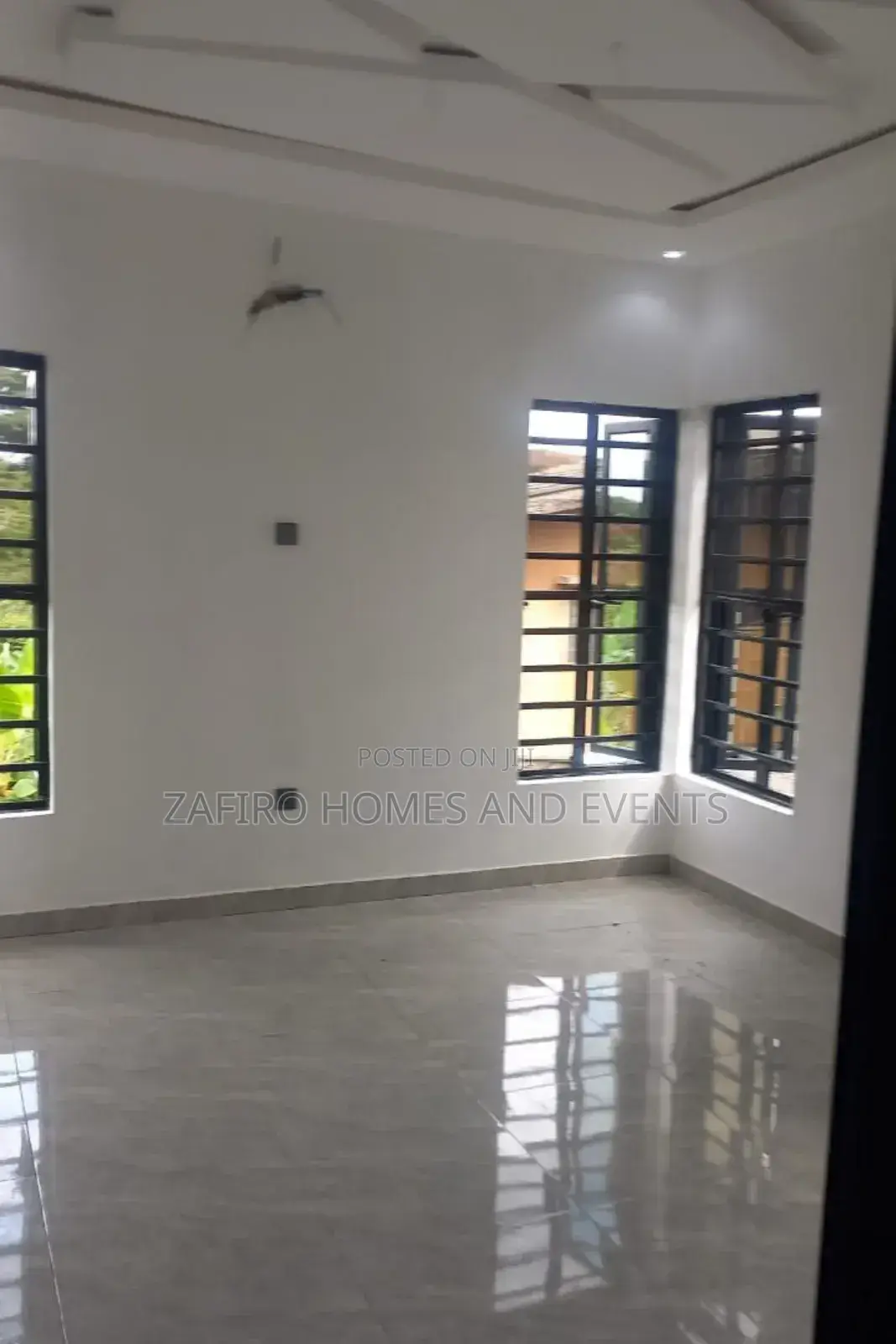 5bdrm Duplex in Golf Club Onireke for sale