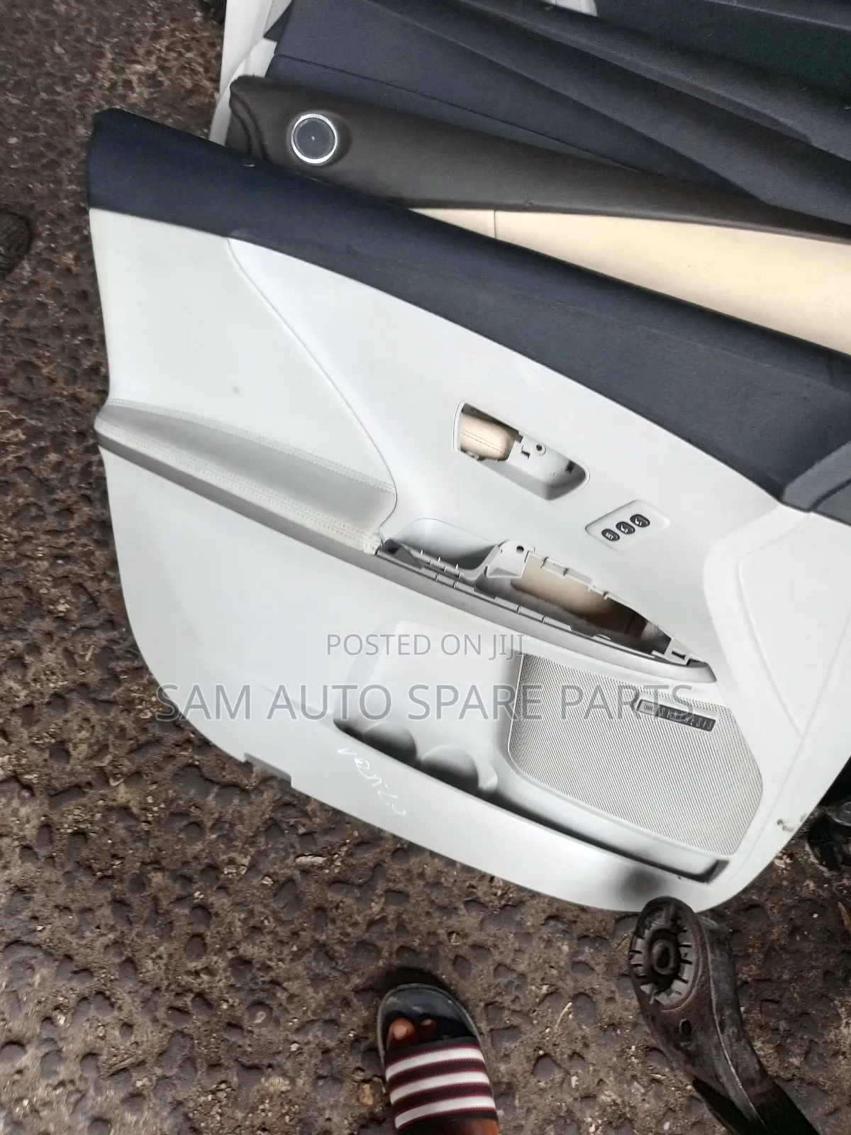 Toyota Venza Door Mat Front Left Side 2014 Model