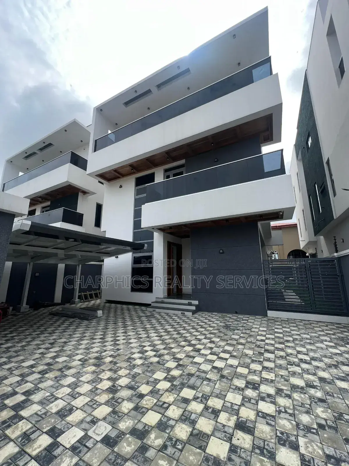 5bdrm Duplex in Lekki Phase 1 for sale