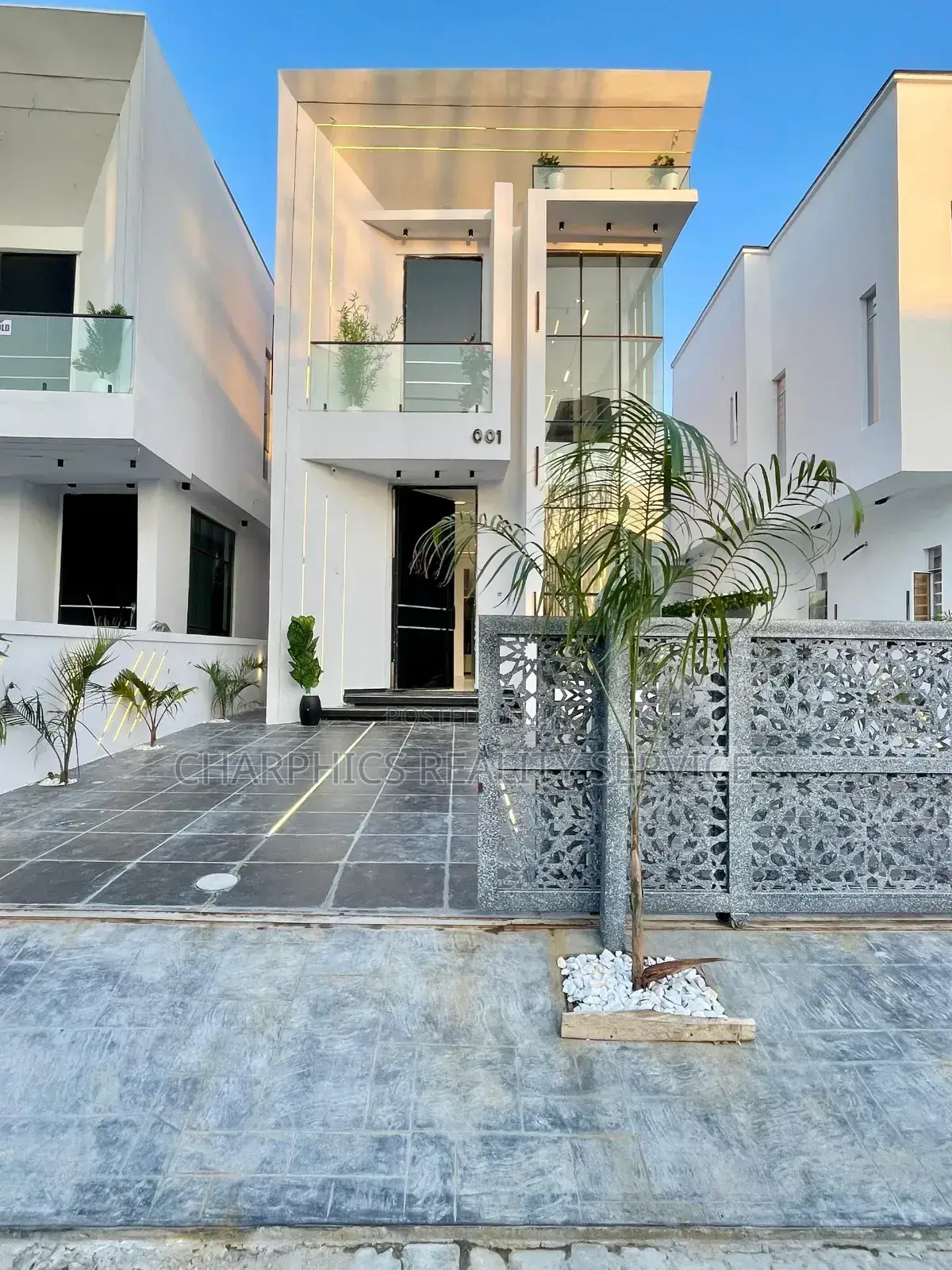 5bdrm Duplex in Chevron for sale