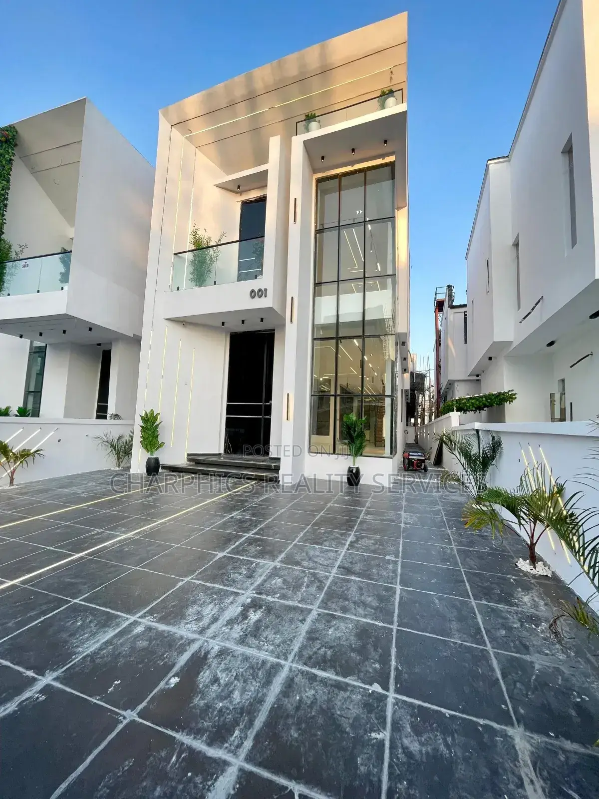 5bdrm Duplex in Chevron for sale