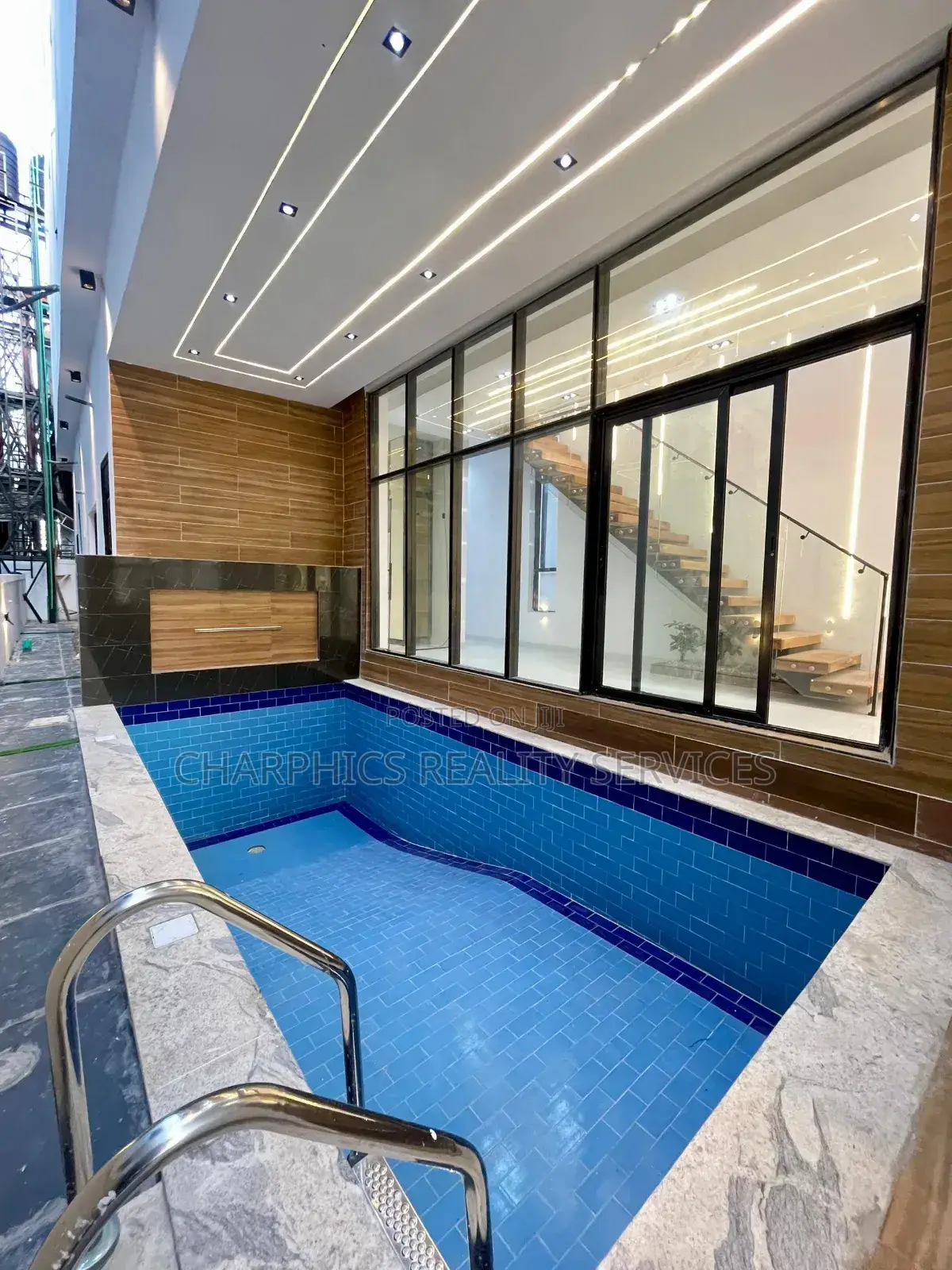 5bdrm Duplex in Chevron for sale