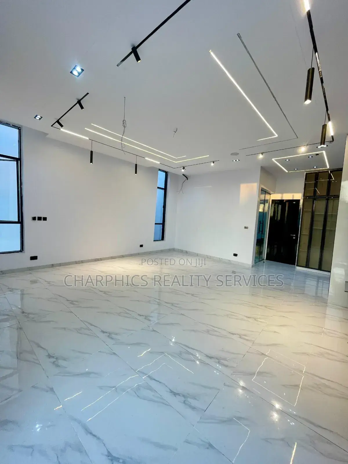 5bdrm Duplex in Chevron for sale