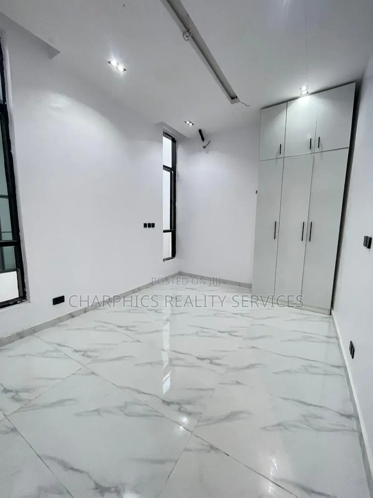 5bdrm Duplex in Chevron for sale