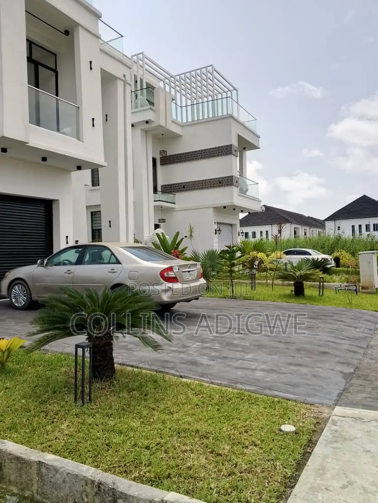 5bdrm Duplex in Vgc for sale