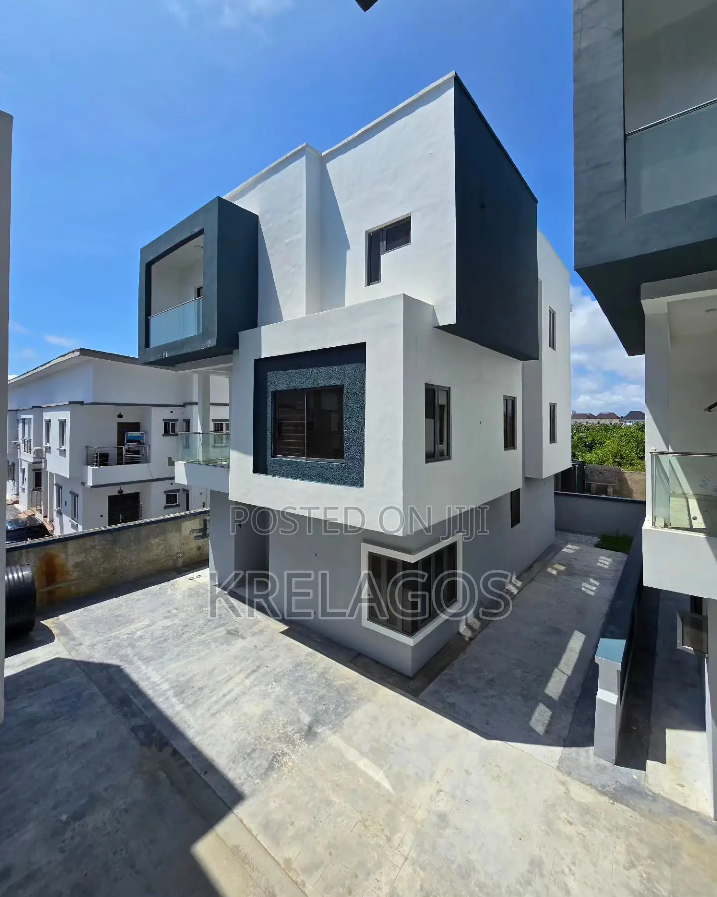 5bdrm Duplex in Chevron for sale