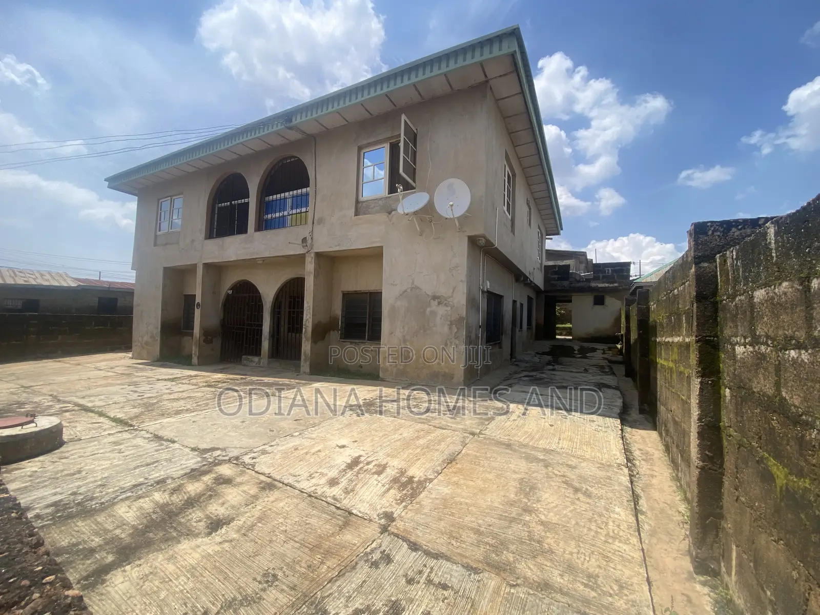 6bdrm Apartment in Off Apate-Awoton, Ibadan for sale