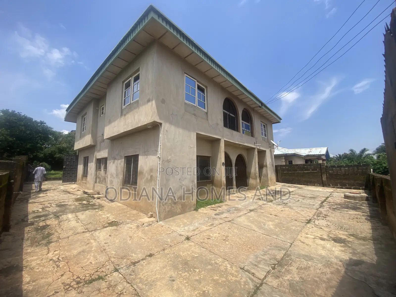 6bdrm Apartment in Off Apate-Awoton, Ibadan for sale