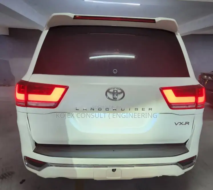 Toyota Land Cruiser 2011 White