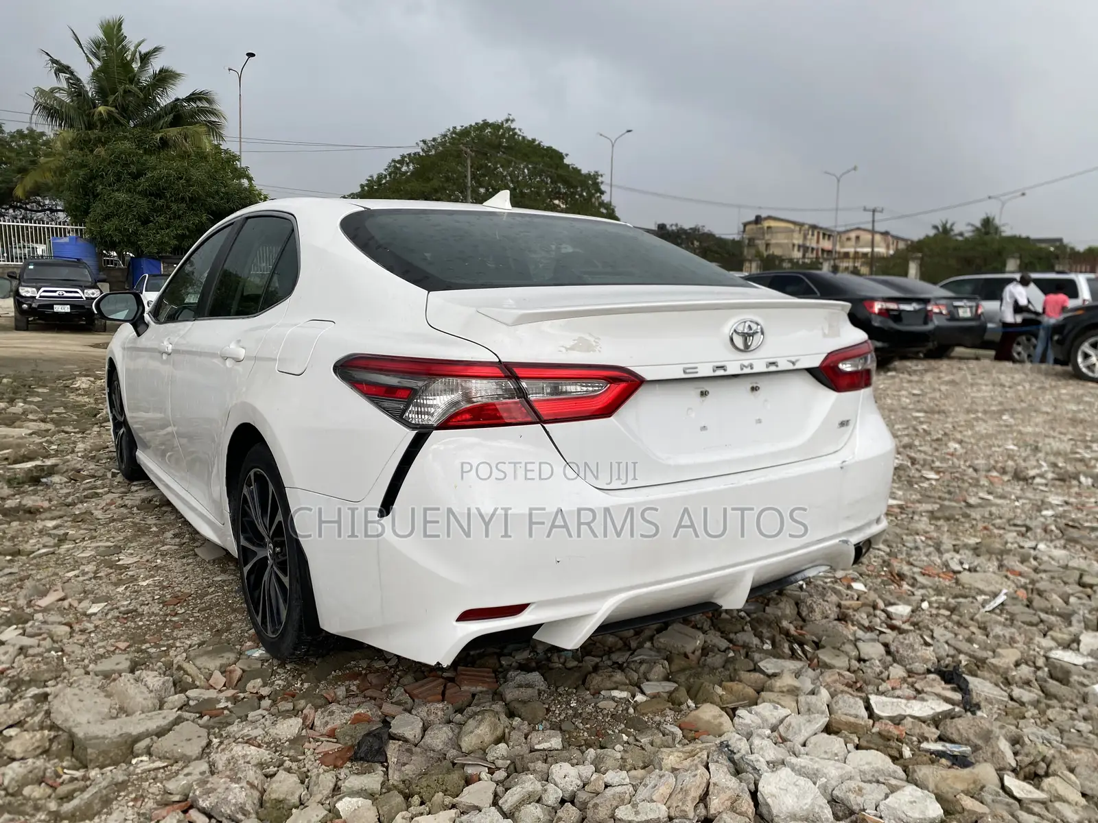 Toyota Camry SE FWD (2.5L 4cyl 8AM) 2018 White