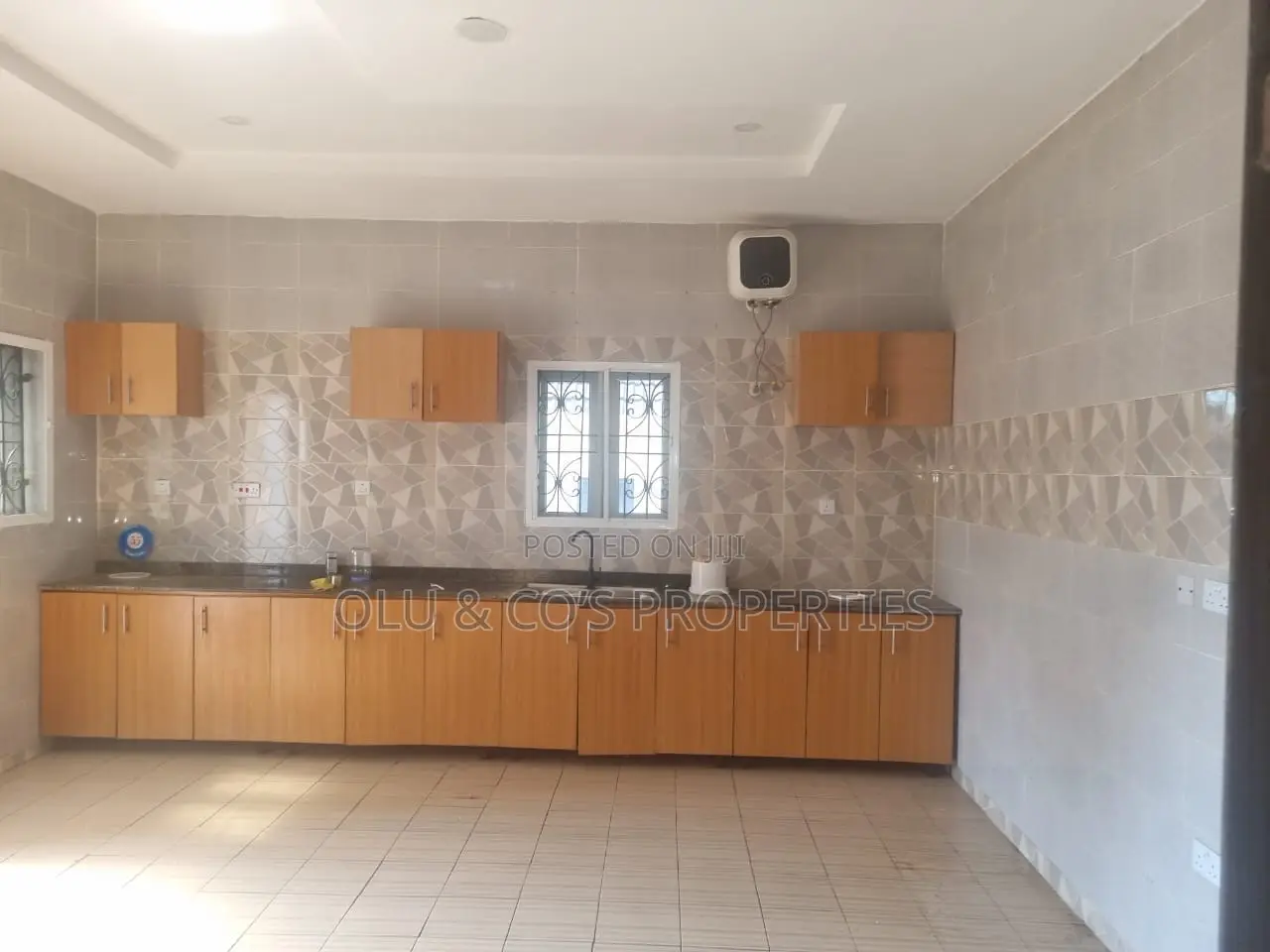 5bdrm Block of Flats in River Pack Estate, Lugbe District for rent