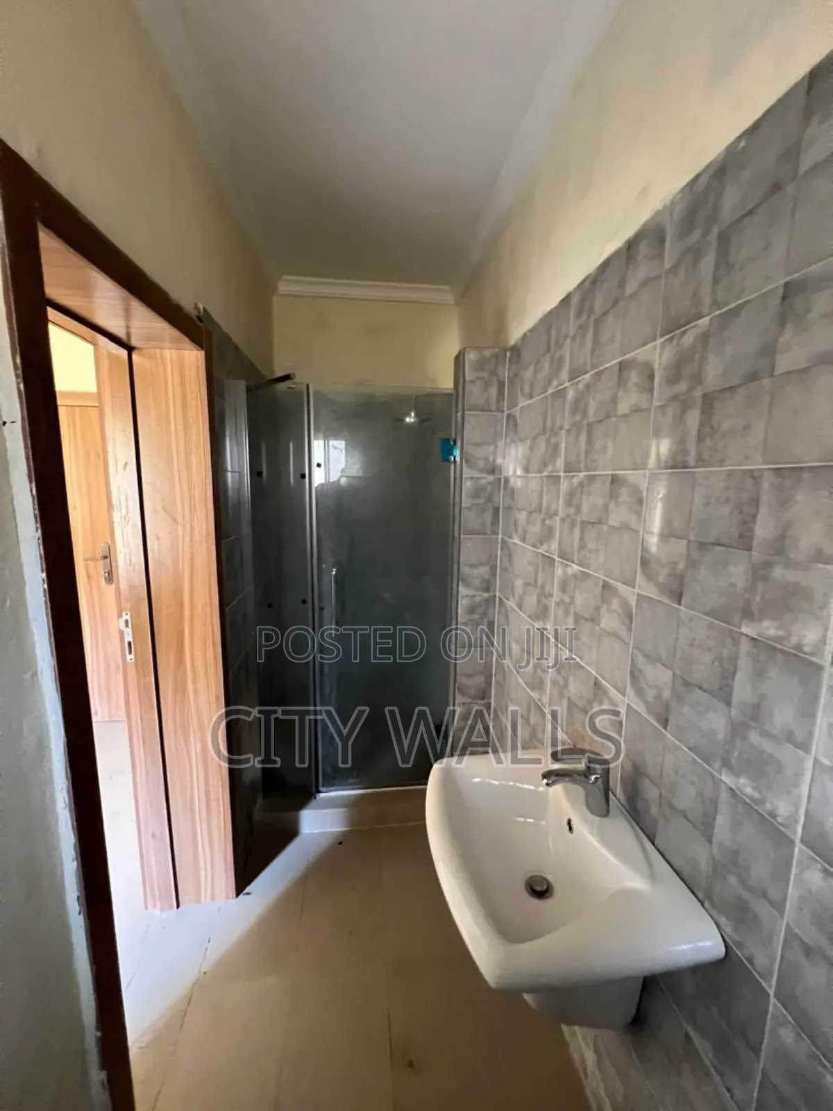 Mini Flat in Chevron for rent