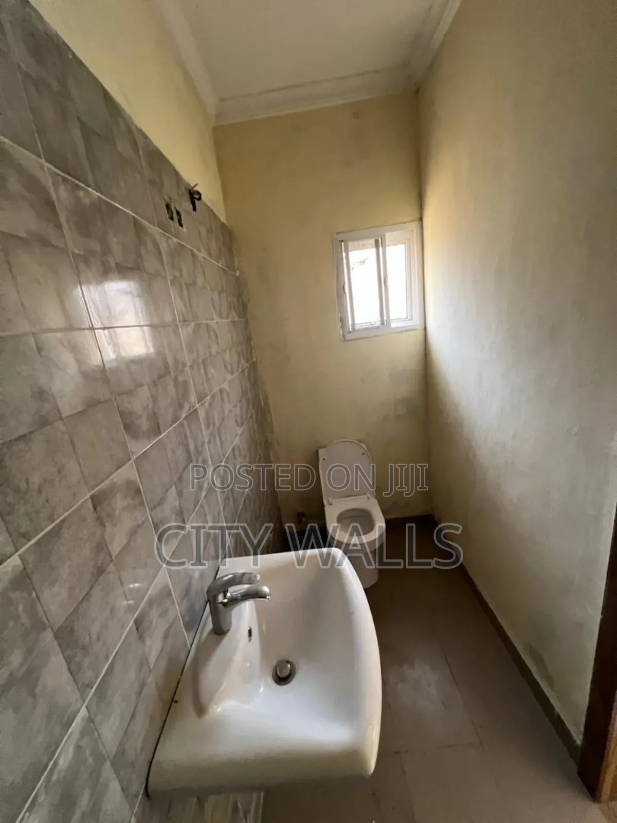 Mini Flat in Chevron for rent