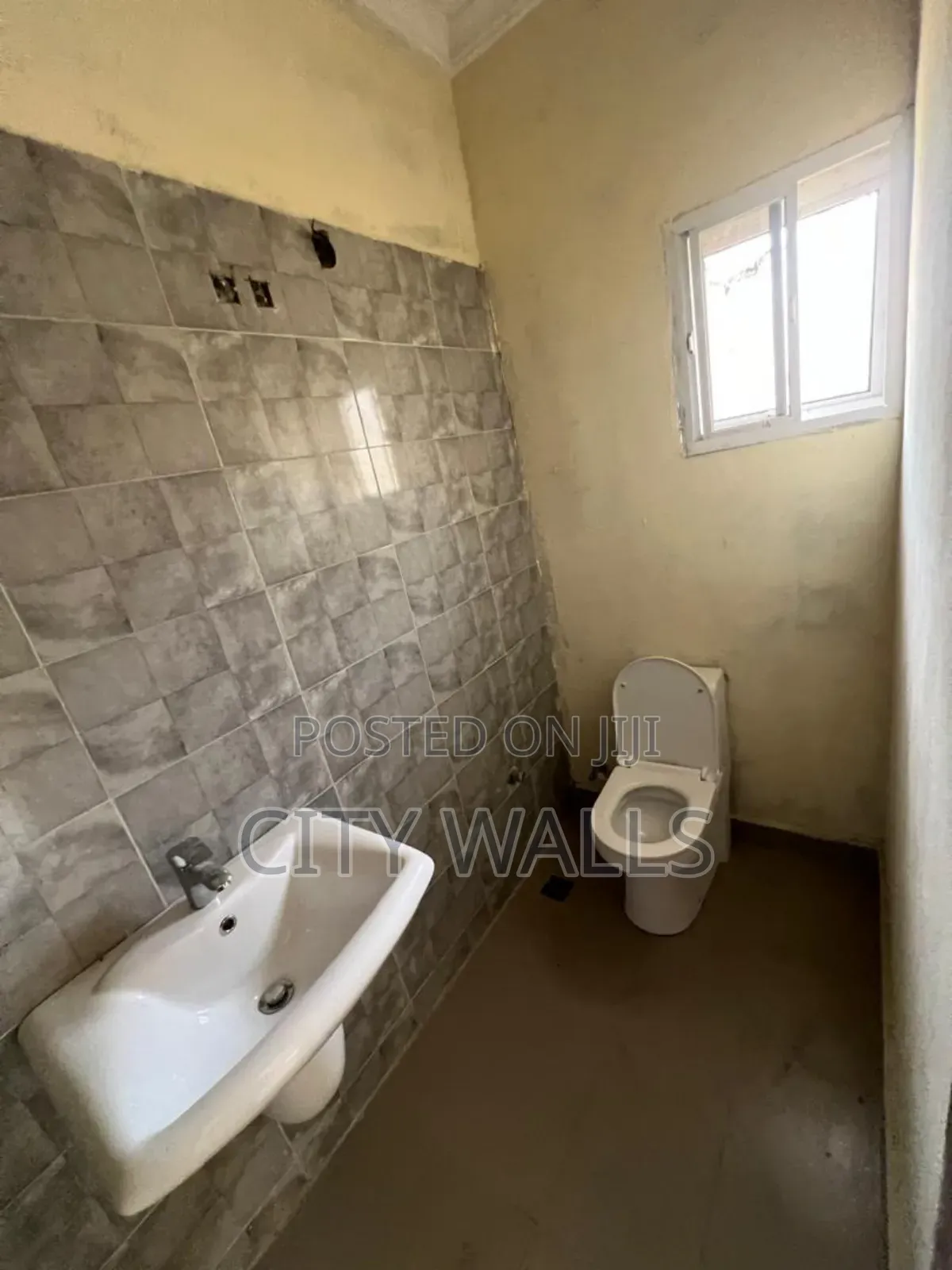 Mini Flat in Chevron for rent