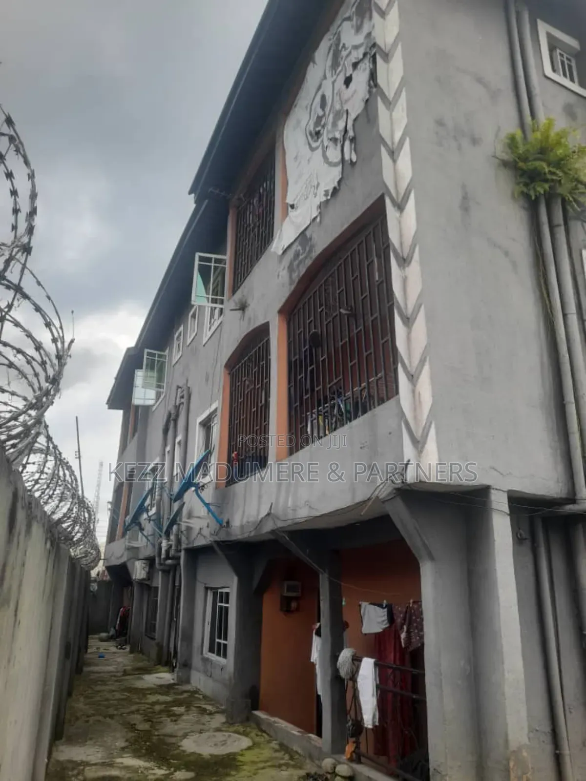 6bdrm Block of Flats in Inside An Estate,, Port-Harcourt for sale
