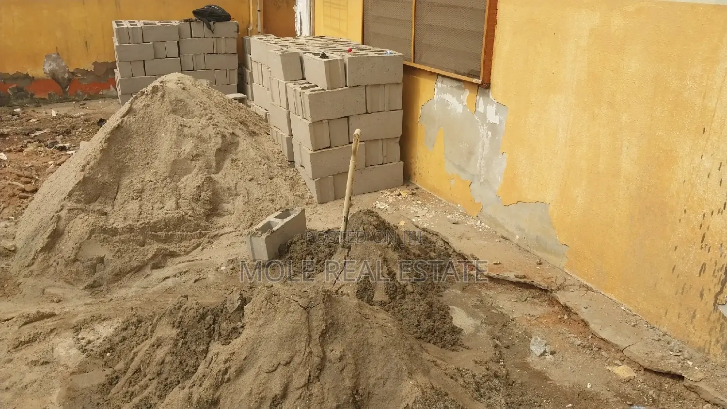 Quater Plot Agric 25 by 60ft Iguando Close to the Road