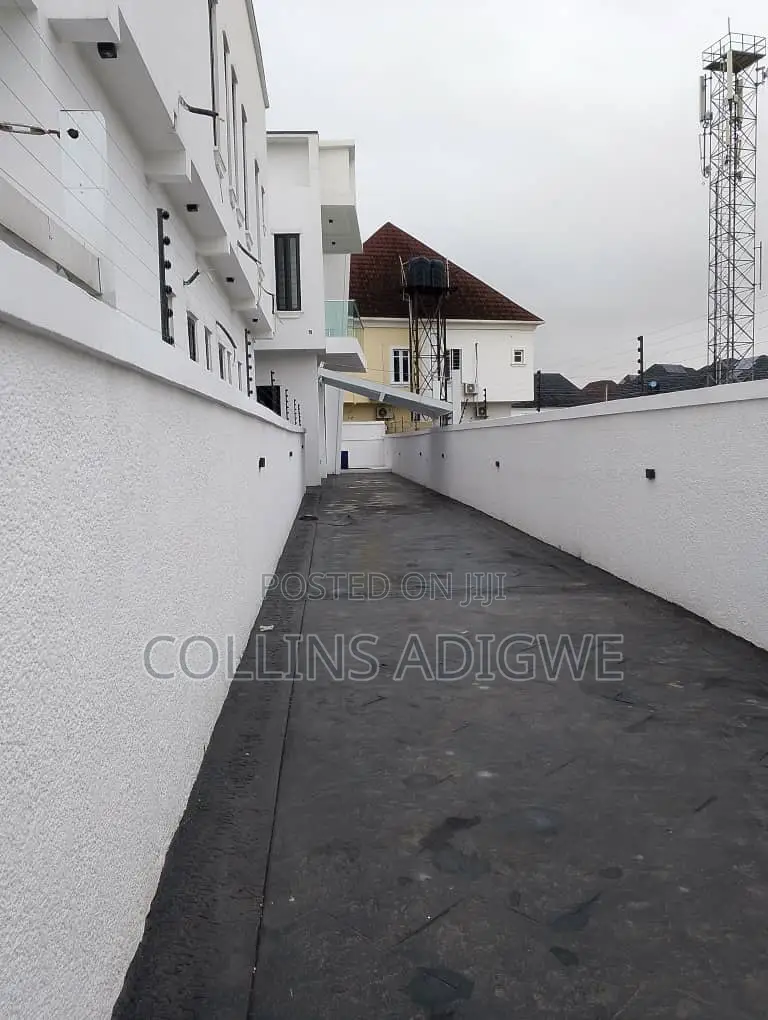 5bdrm Duplex in Chevron for sale