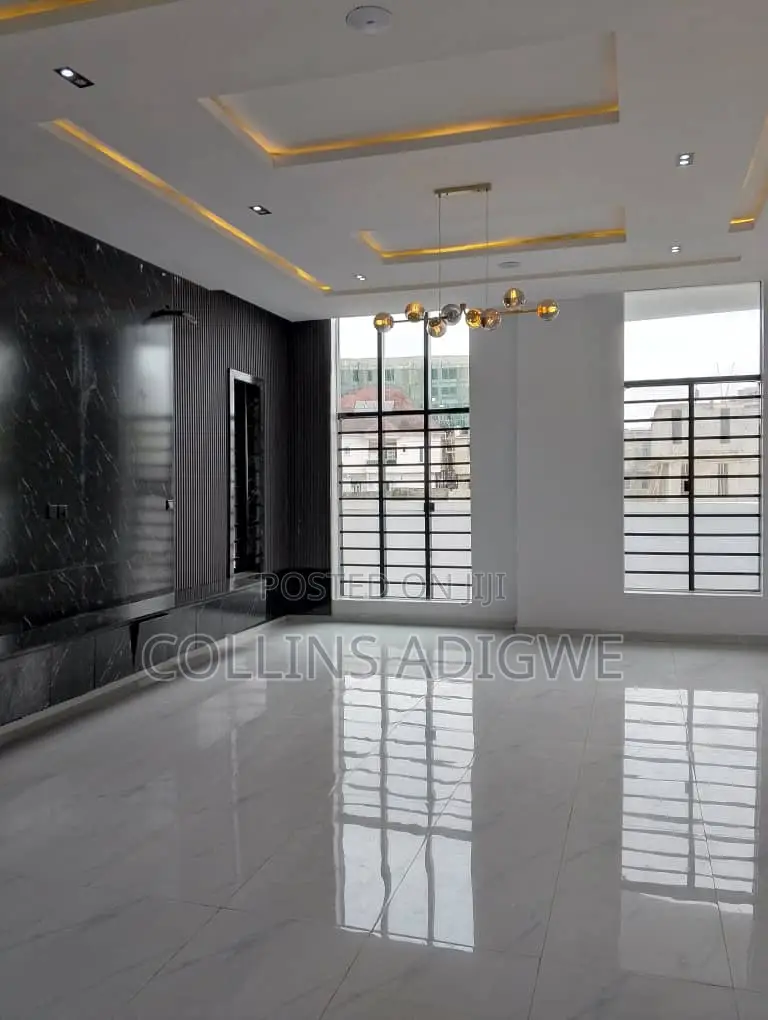 5bdrm Duplex in Chevron for sale