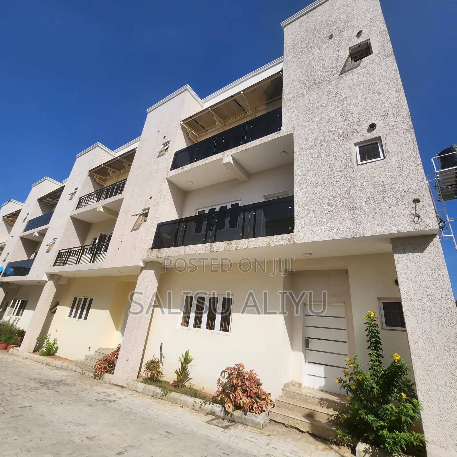 5bdrm Duplex in Jahi Gilmore for sale