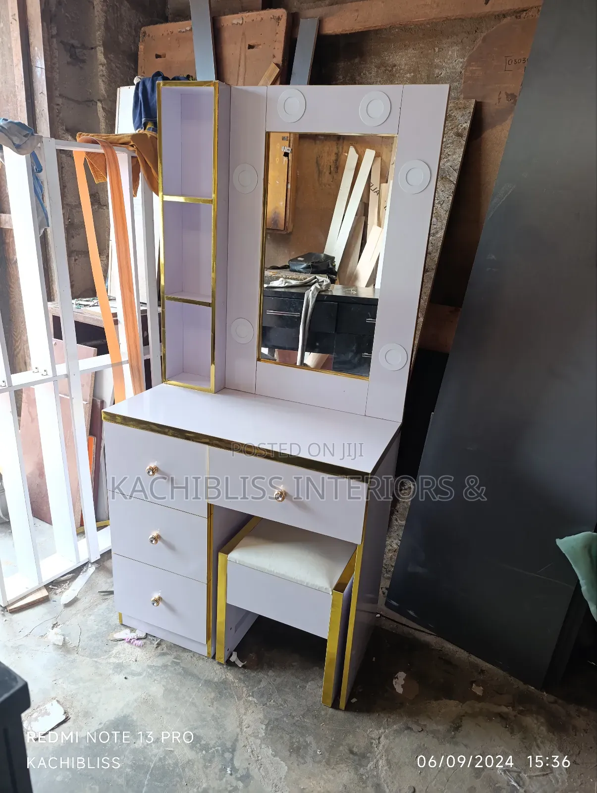 Beautiful Modern Dresser With Lights