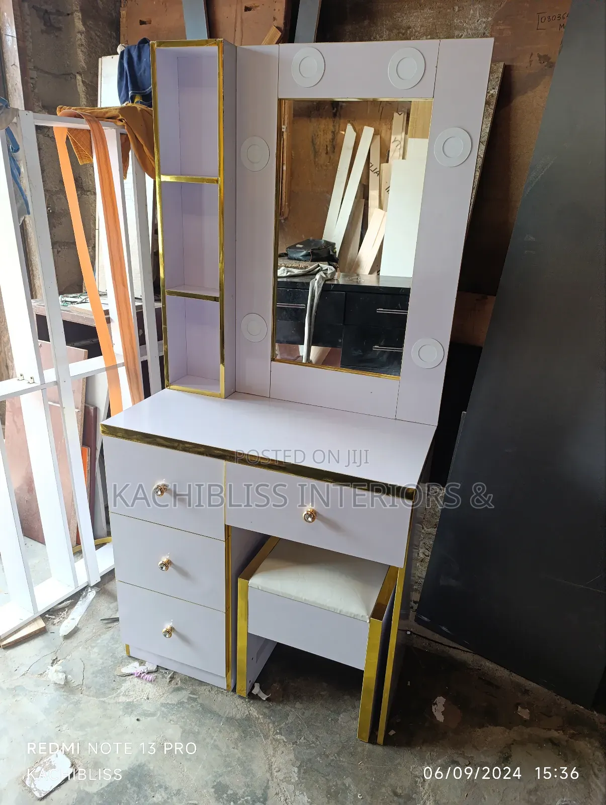 Beautiful Modern Dresser With Lights