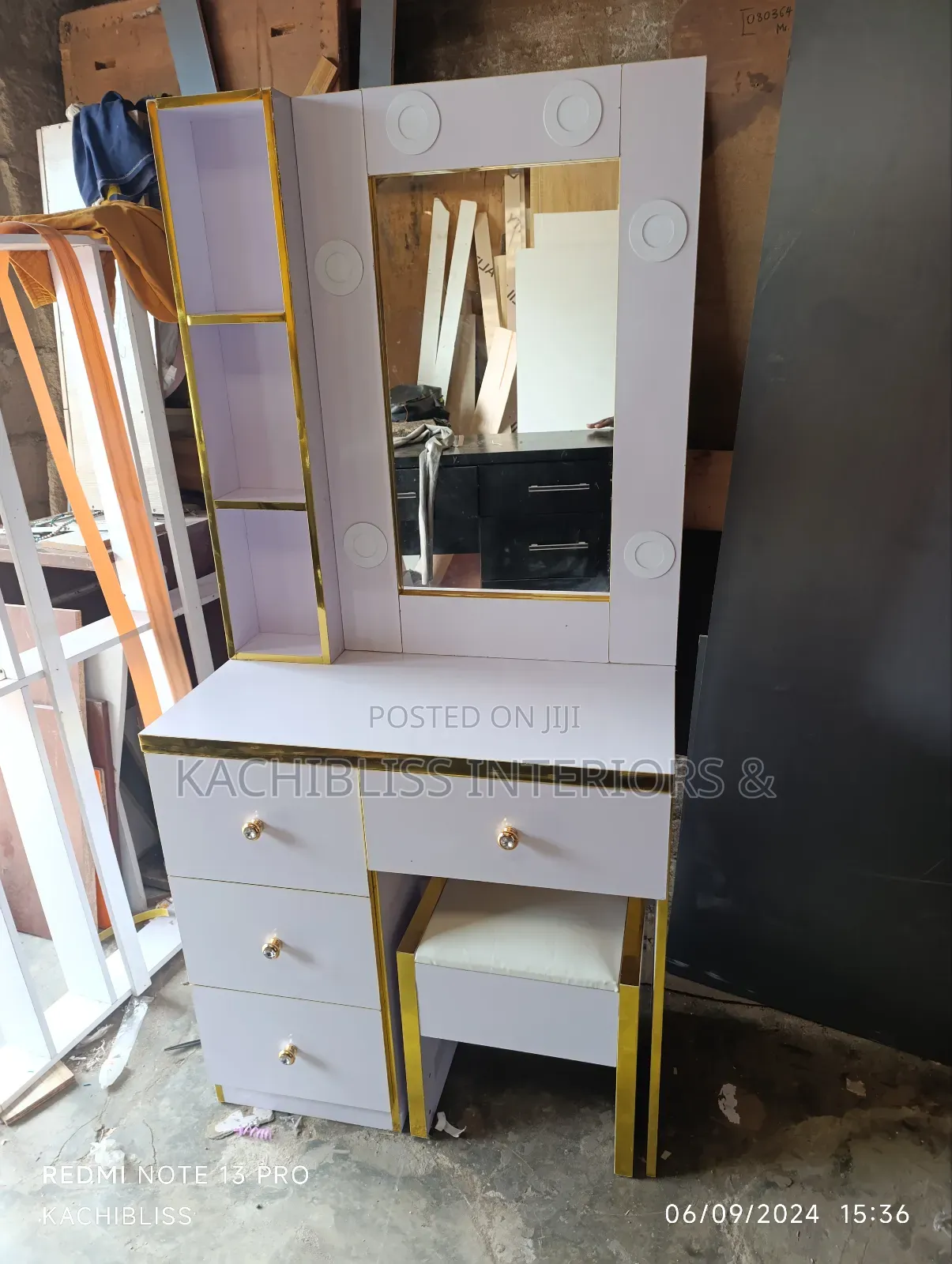Beautiful Modern Dresser With Lights