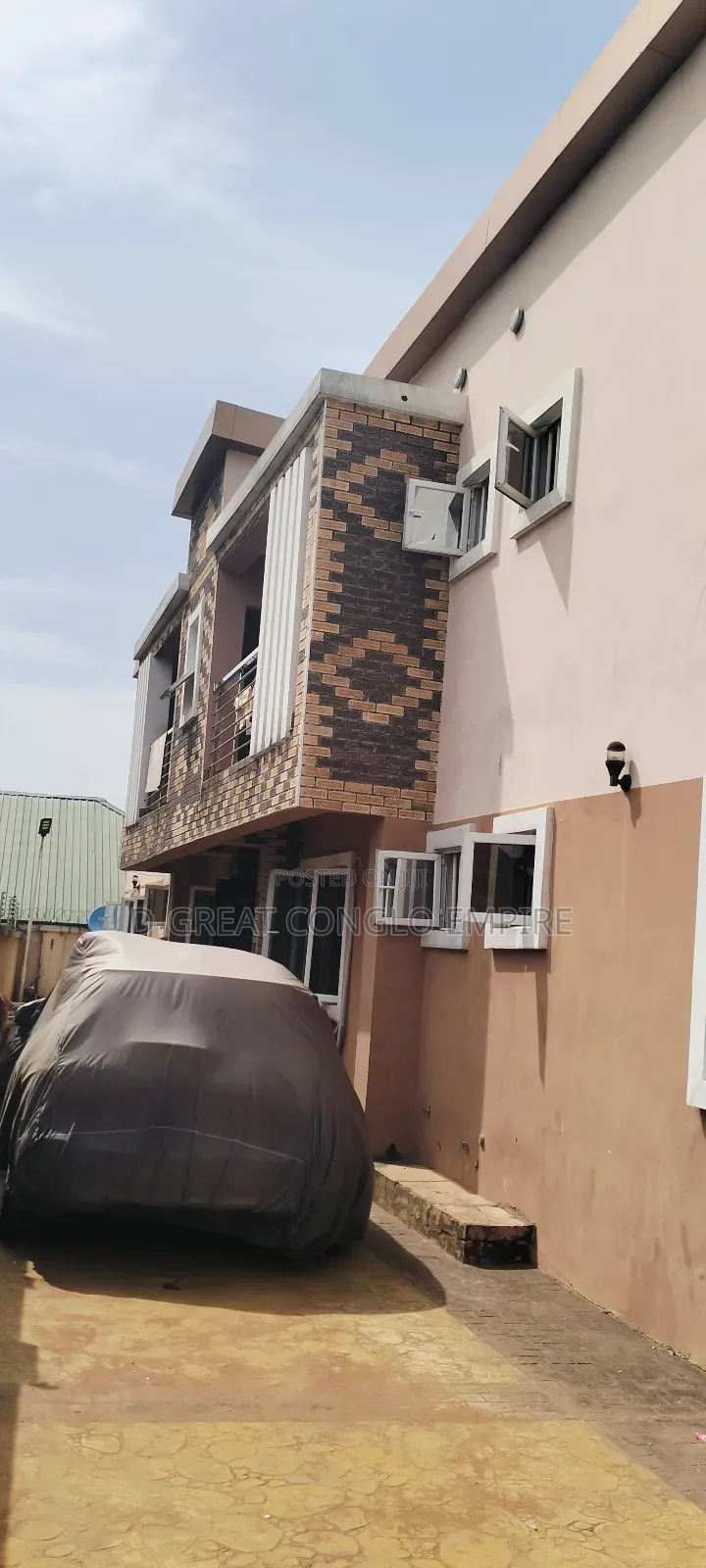 8bdrm Block of Flats in Naira & Kobo Axis,, Oshimili South for sale