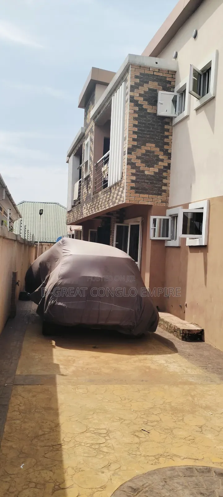 8bdrm Block of Flats in Naira & Kobo Axis,, Oshimili South for sale