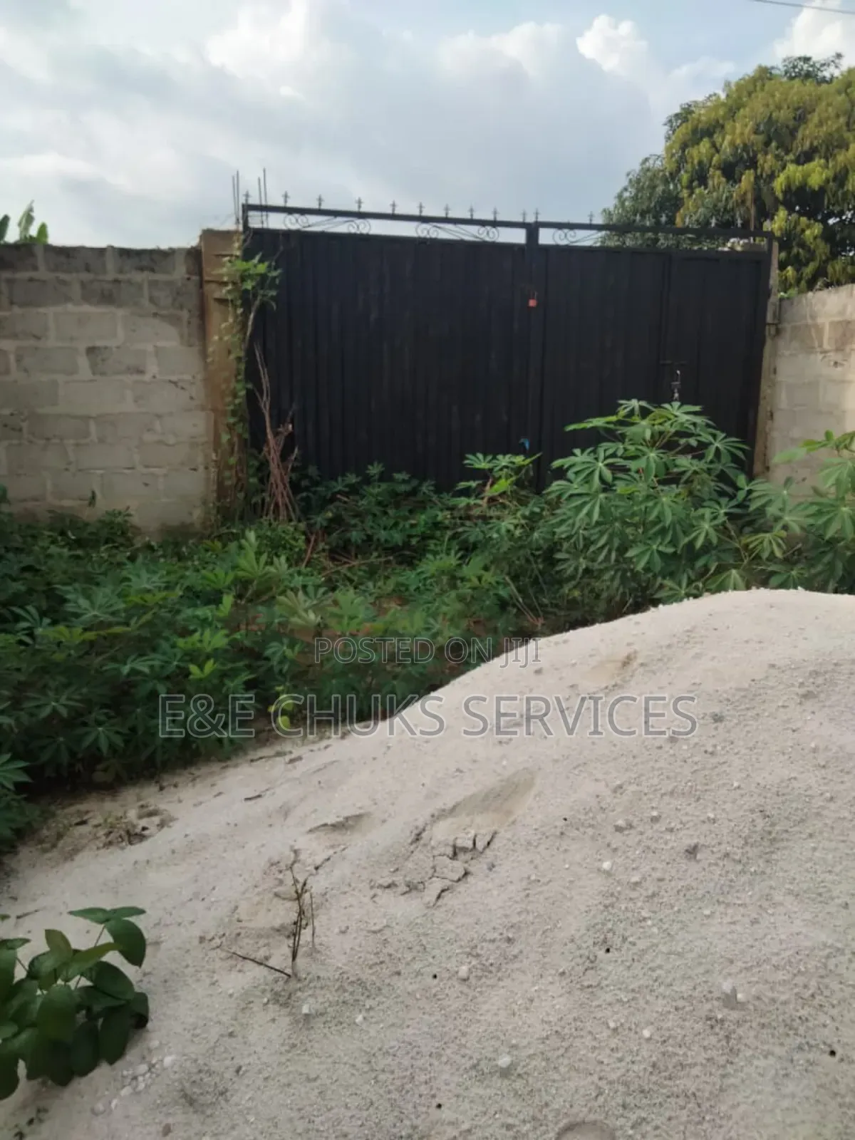 Fenced and Gated 1 Plot With a Self Con for Sale